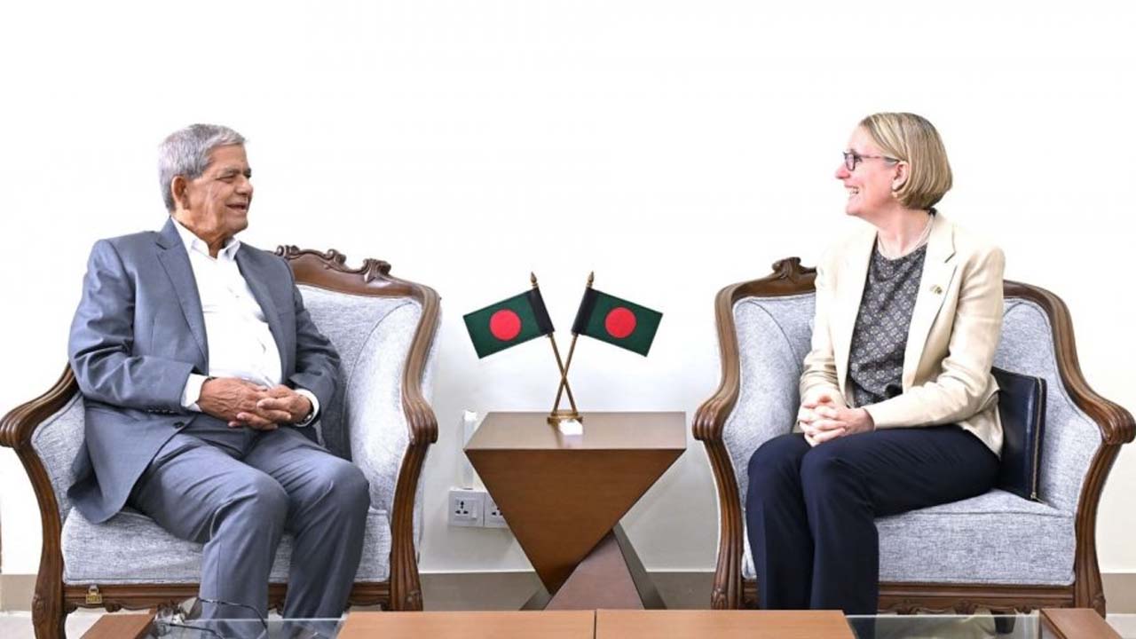 এলজিআরডিমন্ত্রী মির্জা ফখরুল ইসলাম আলমগীরের সাথে সাক্ষাৎ করেন যুক্তরাজ্যের হাইকমিশনার সারা কুক