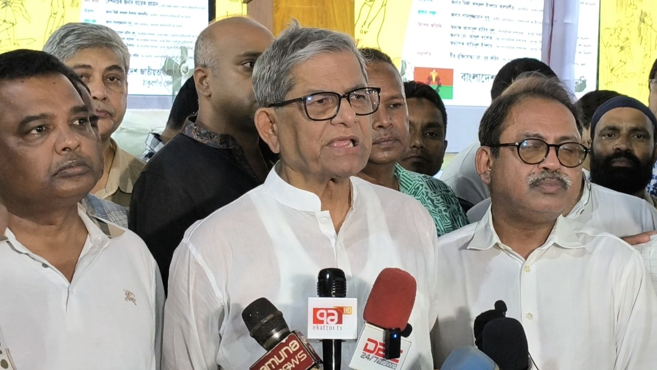 গণমাধ্যমের সাথে কথা বলছেন মির্জা ফখরুল ইসলাম আলমগীর