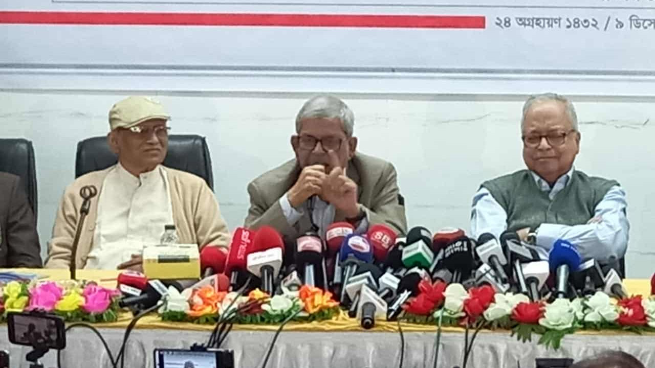 বক্তব্য রাখছেন মির্জা ফখরুল ইসলাম আলমগীর