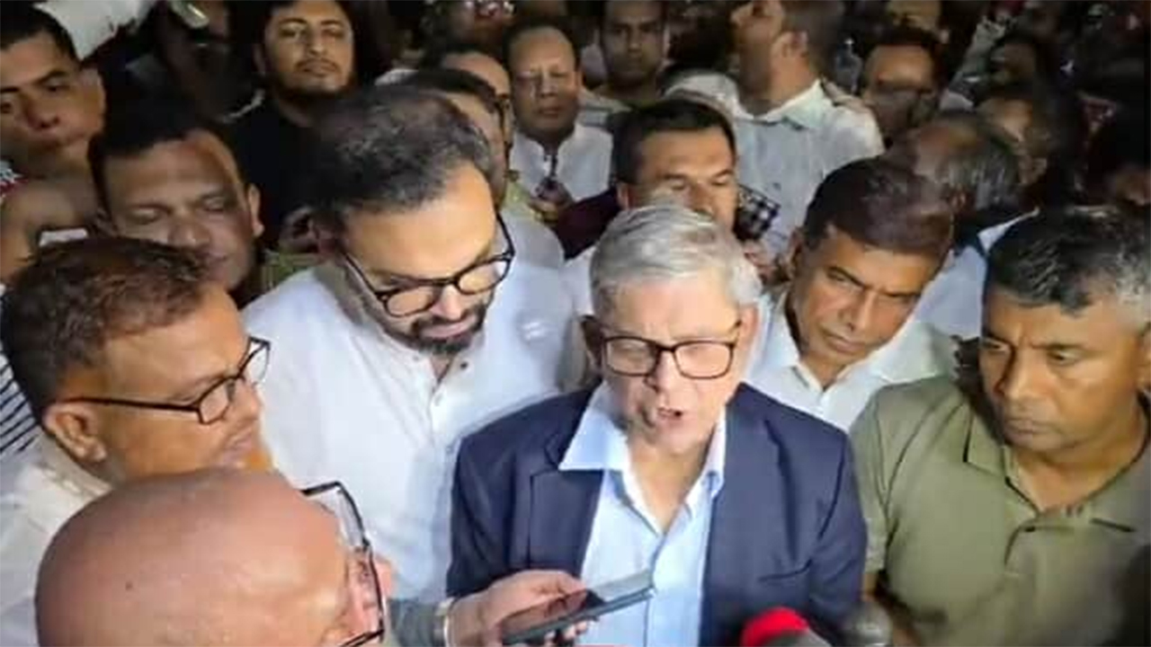 গণমাধ্যমের সাথে কথা বলছেন মির্জা ফখরুল ইসলাম আলমগীর