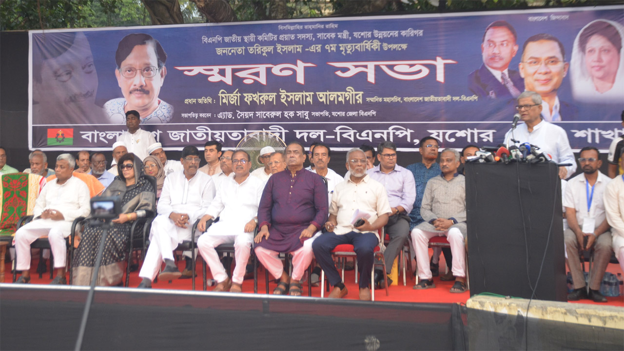 বক্তব্য রাখছেন মির্জা ফখরুল ইসলাম আলমগীর