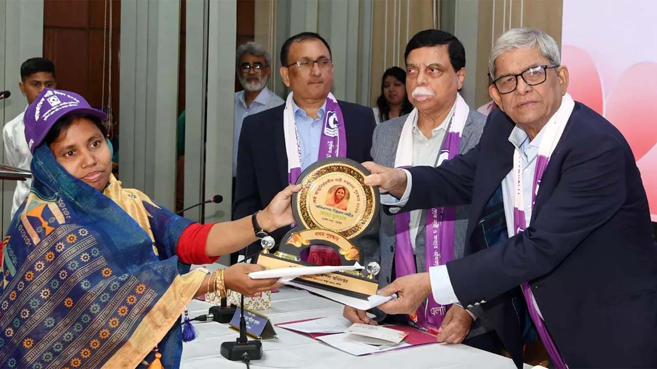 আন্তর্জাতিক নারী দিবস উপলক্ষে এলজিইডি কর্তৃক নির্বাচিত শ্রেষ্ঠ আত্মনির্ভরশীল নারীদের সম্মাননা প্রদান অনুষ্ঠানে স্থানীয় সরকার, পল্লী উন্নয়ন ও সমবায়মন্ত্রী মির্জা ফখরুল ইসলাম আলমগীর