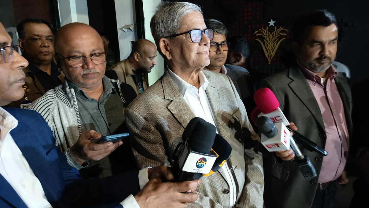 গণমাধ্যমে প্রতিক্রিয়া জানাচ্ছেন বিএনপি মহাসচিব মির্জা ফখরুল ইসলাম আলমগীর
