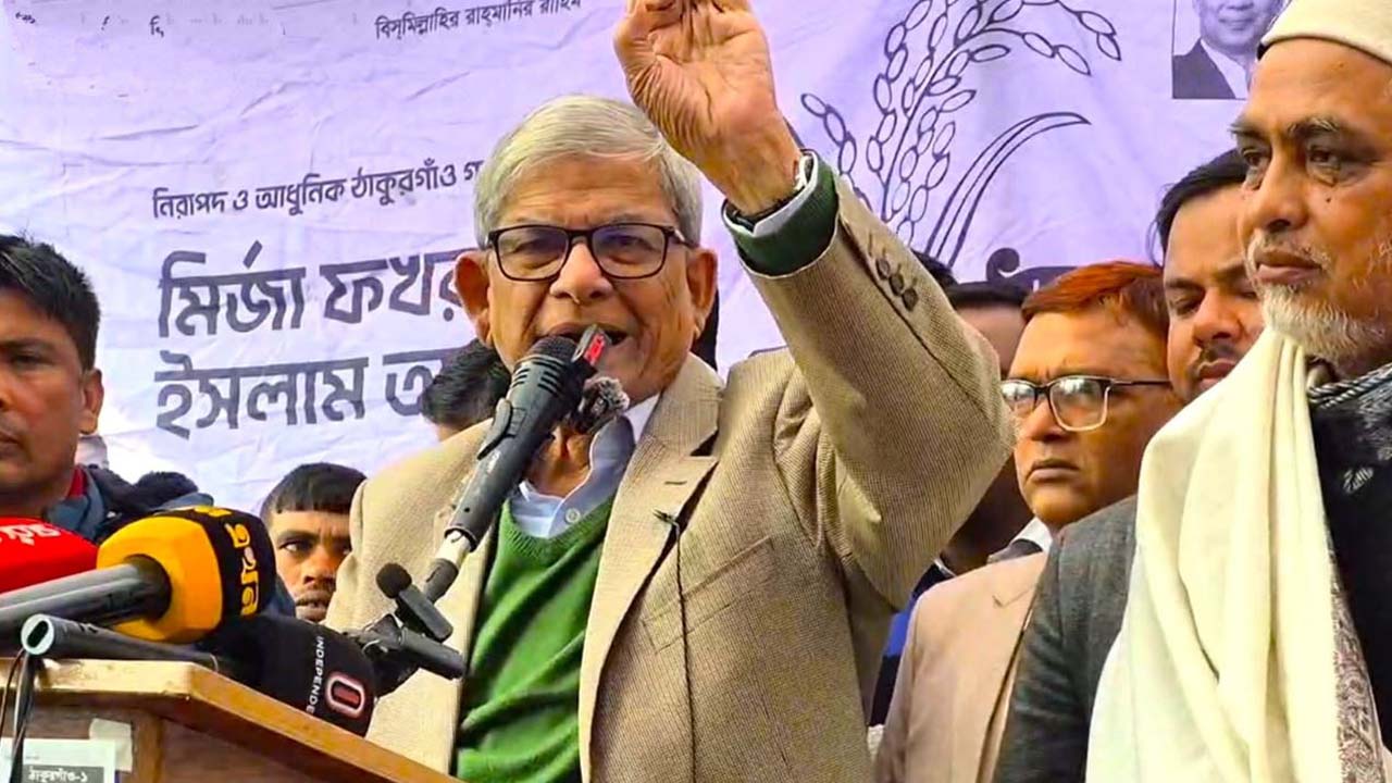 পথসভায় বক্তব্য রাখছেন মির্জা ফখরুল ইসলাম আলমগীর