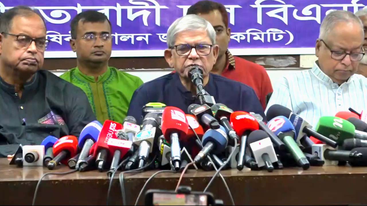 আলোচনা সভায় বক্তব্য রাখছেন বিএনপি মহাসচিব মির্জা ফখরুল ইসলাম আলমগীর