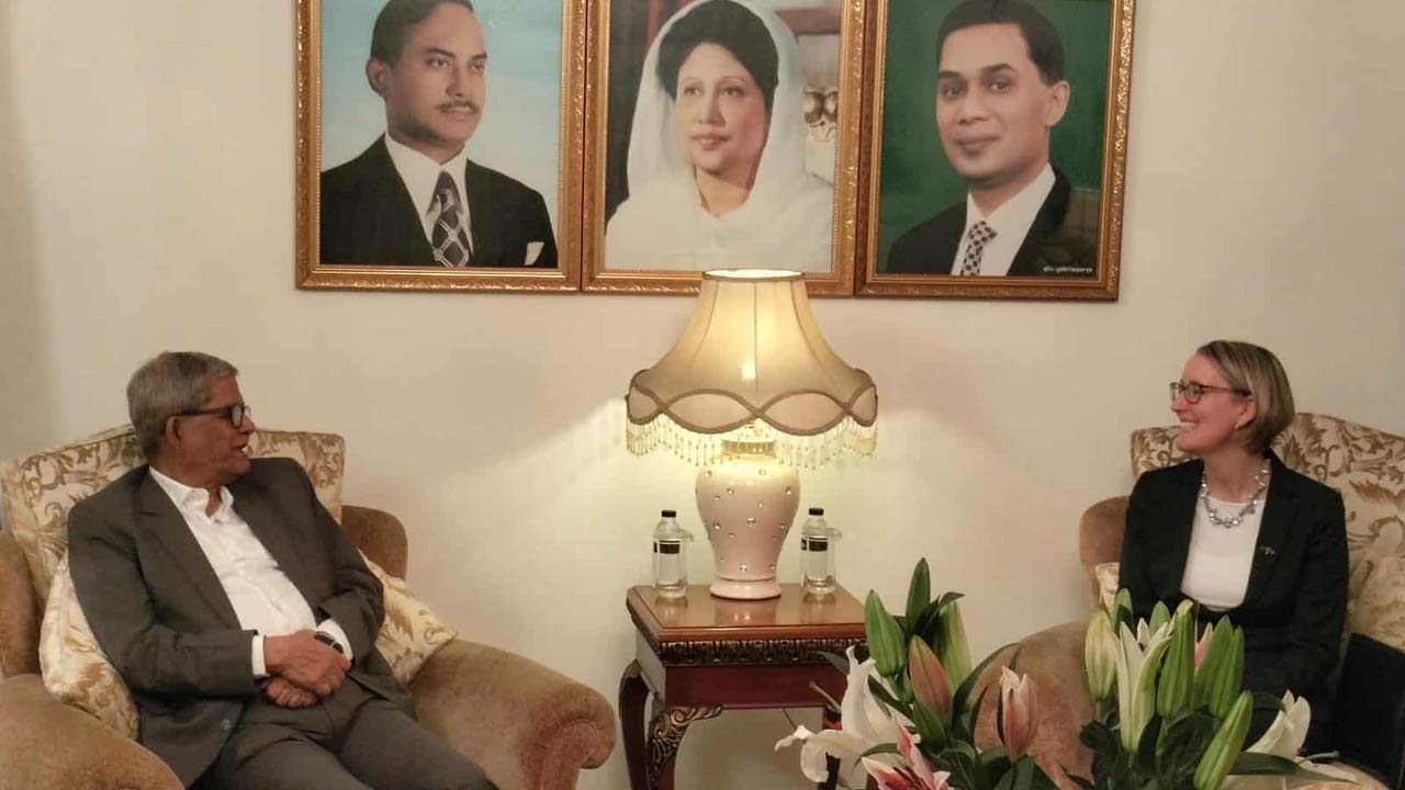 মির্জা ফখরুলের সাথে বৈঠক করছেন সারাহ কুক