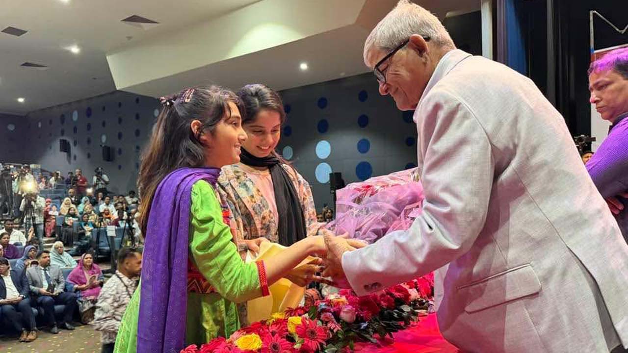 অনুষ্ঠানে গুম হওয়া ব্যক্তিদের সন্তানরা স্থানীয় সরকার মন্ত্রী মির্জা ফখরুল ইসলাম আলমগীরকে ফুল দিয়ে সম্মান জানাচ্ছে