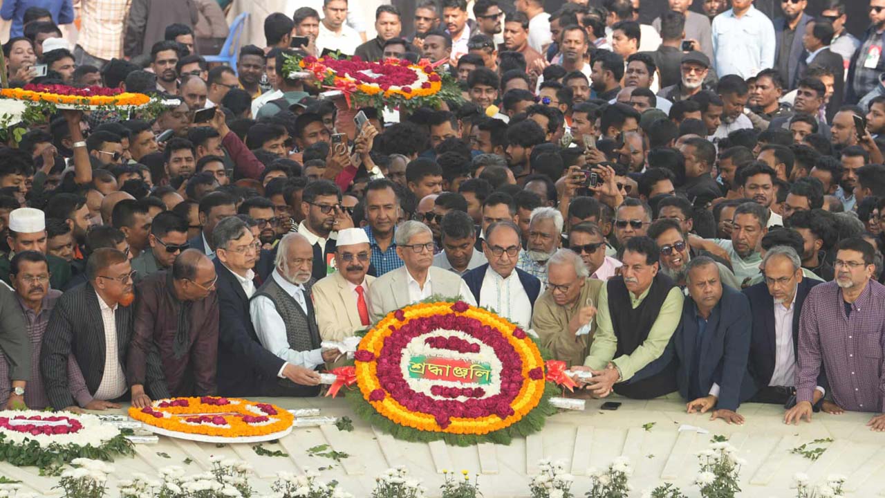 জিয়ার মাজারে শ্রদ্ধা নিবেদন করছেন বিএনপি নেতাকর্মীরা