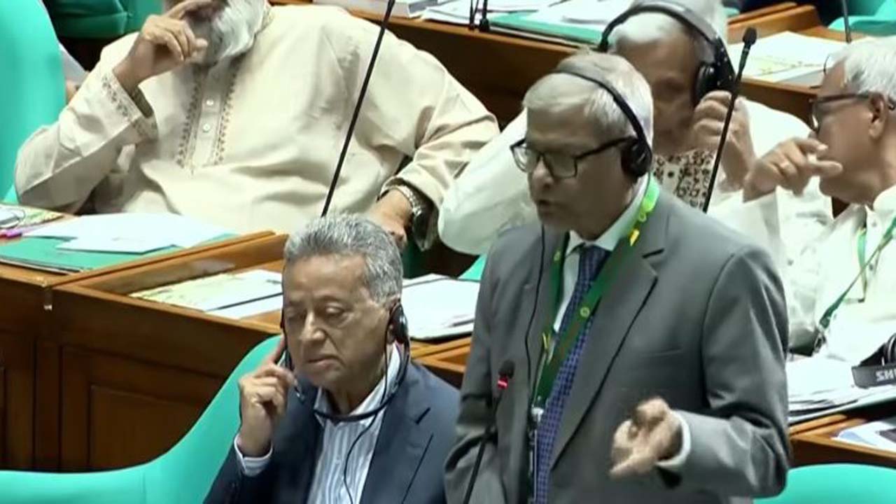 সংসদে স্থানীয় সরকার, পল্লী উন্নয়ন ও সমবায় মন্ত্রী মির্জা ফখরুল ইসলাম আলমগীর