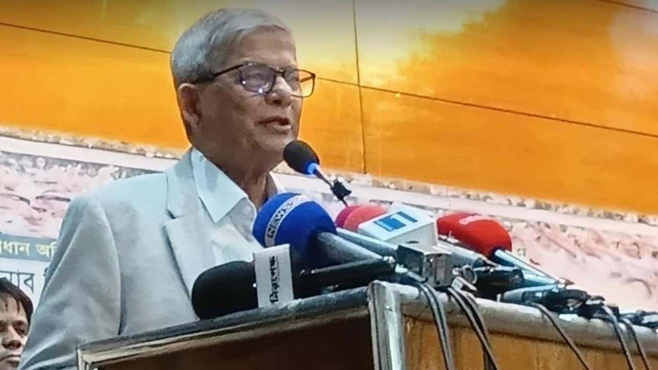 অনুষ্ঠানে বক্তব্য রাখছেন বিএনপি মহাসচিব মির্জা ফখরুল ইসলাম আলমগীর