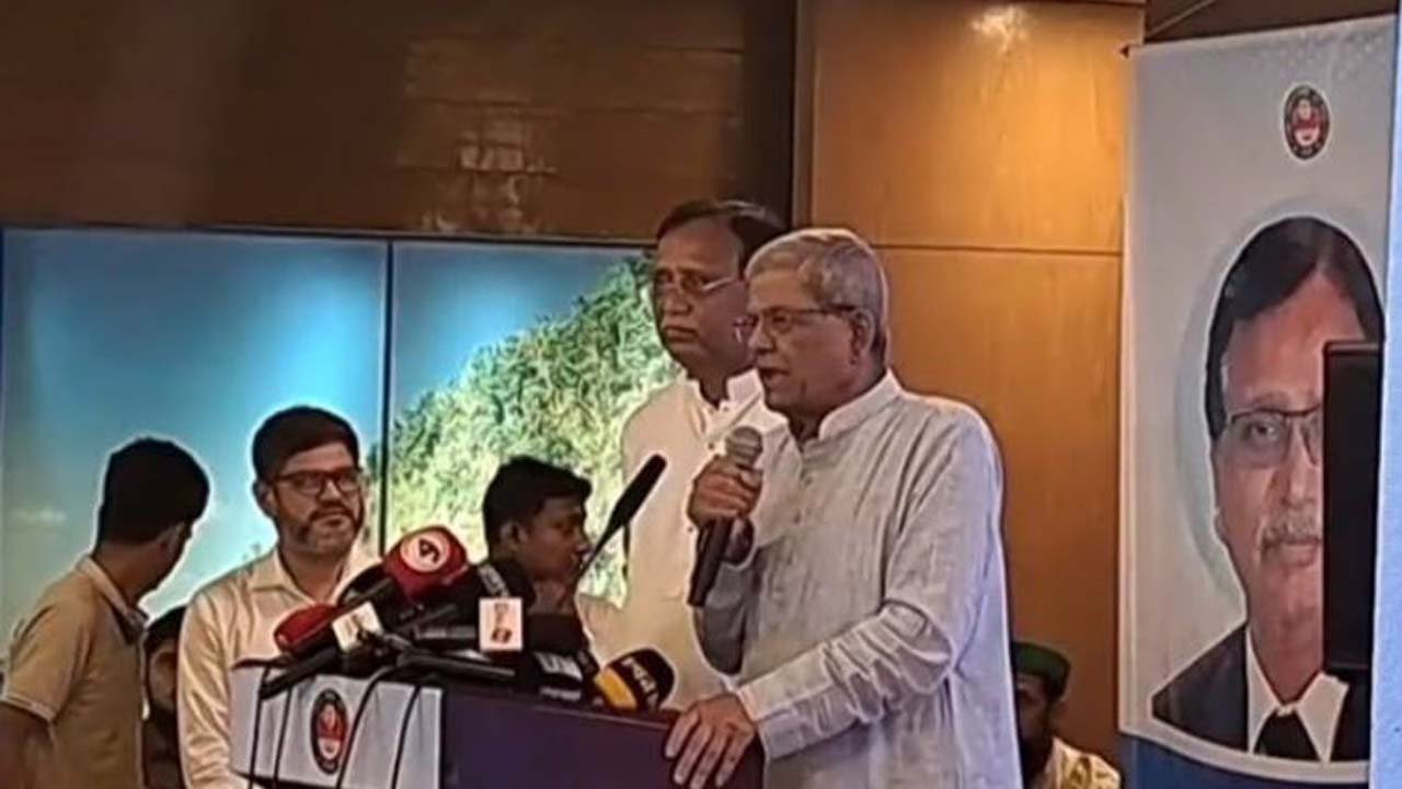 সেমিনারে বক্তব্য রাখছেন স্থানীয় সরকার মন্ত্রী ও বিএনপি মহাসচিব মির্জা ফখরুল ইসলাম আলমগীর