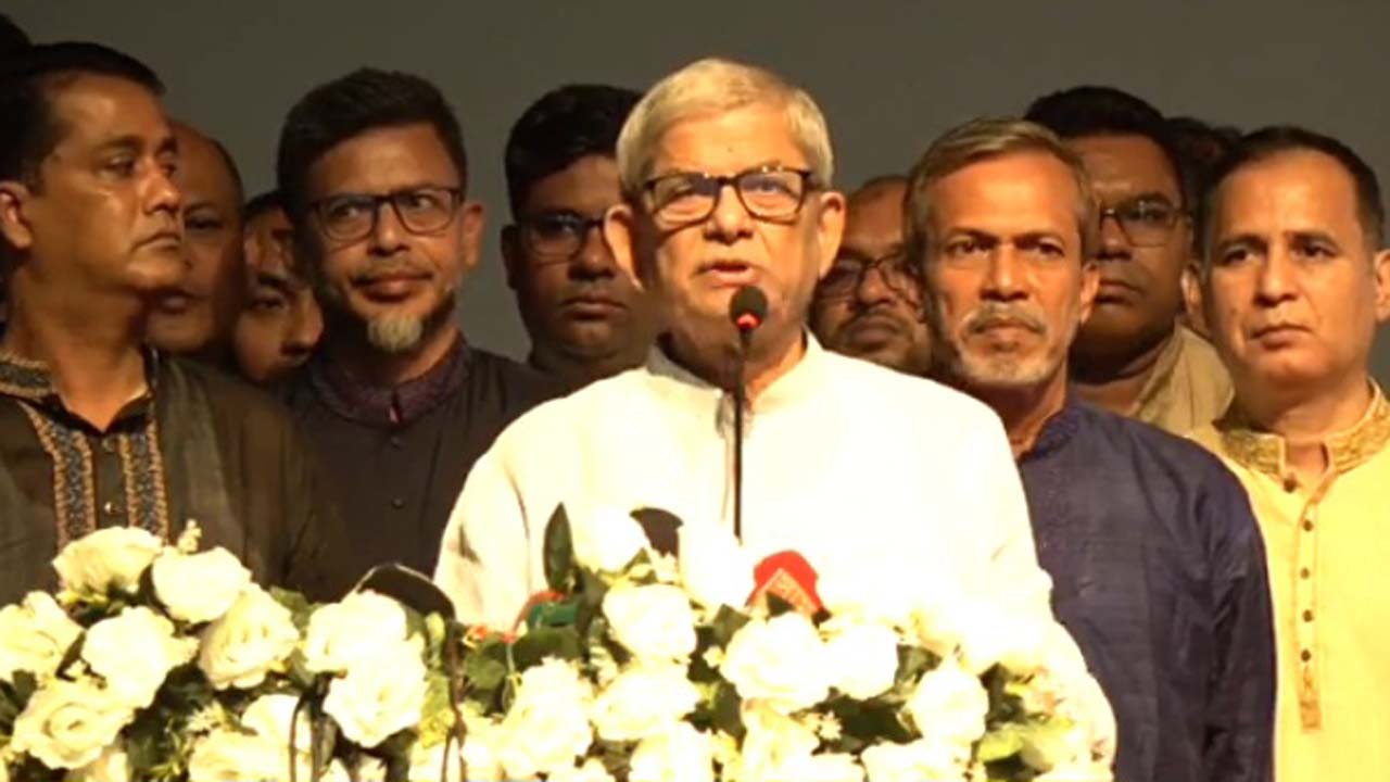 বক্তব্য রাখছেন বিএনপি মহাসচিব ও স্থানীয় সরকার মন্ত্রী মির্জা ফখরুল ইসলাম আলমগীর