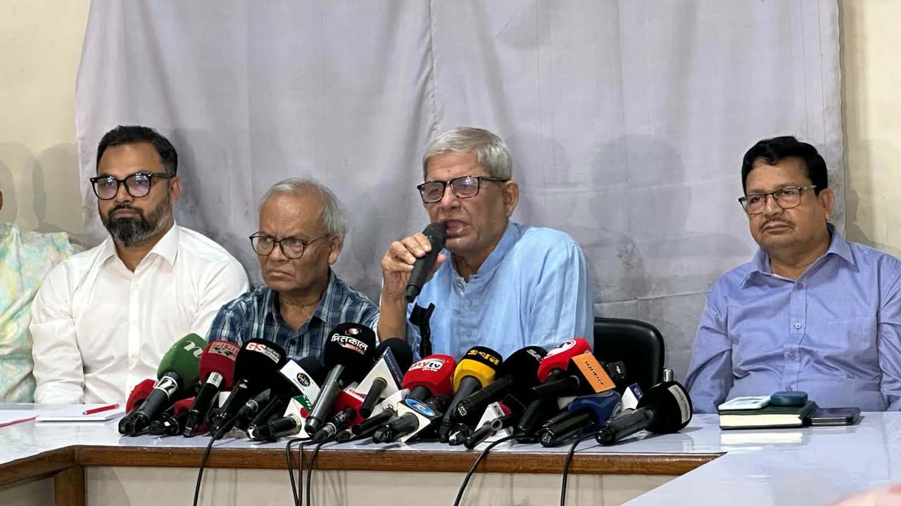 সভায় বক্তব্য রাখছেন মির্জা ফখরুল ইসলাম আলমগীর