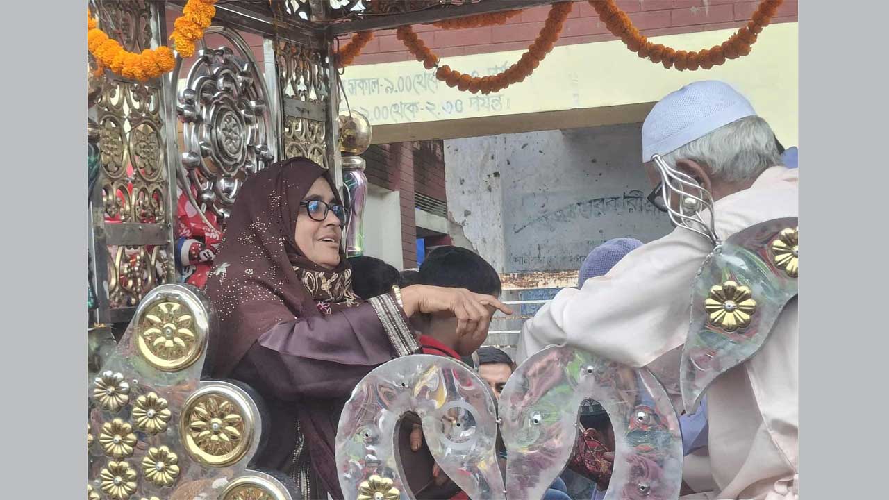ঘোড়ার গাড়িতে নবীনগর বিটঘর(উ:) সরকারি প্রথমিক বিদ্যালয়ের প্রধান শিক্ষিকা রেহেনা পারভীন