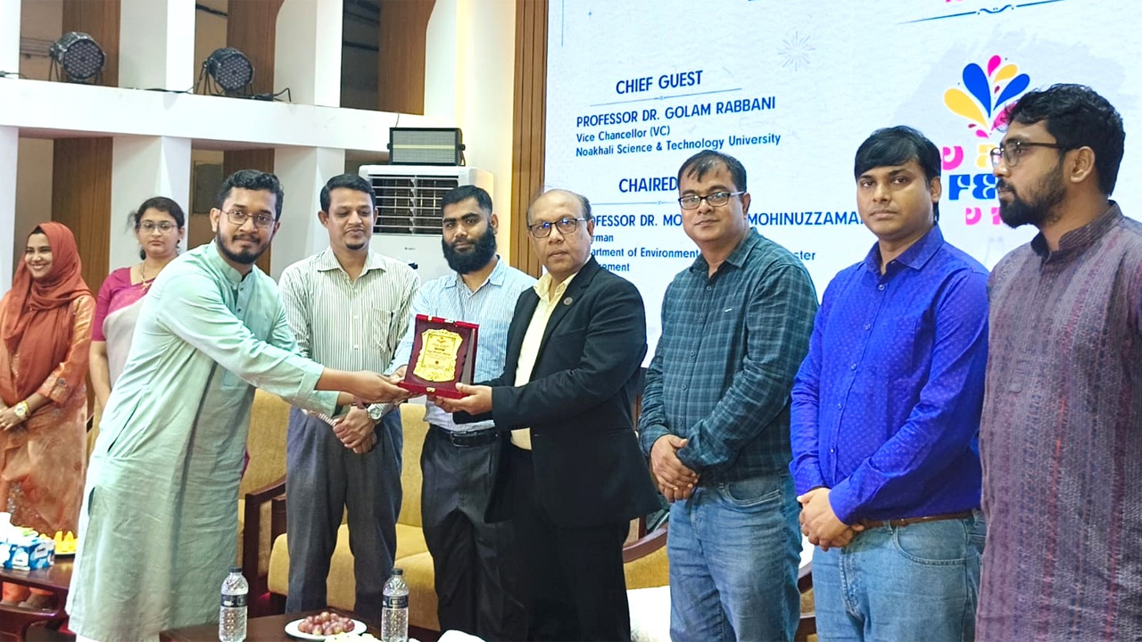 অনুষ্ঠানে বিদায়ী শিক্ষার্থীদের হাতে ক্রেস্ট তুলে দেন ভিসি ড. গোলাম রব্বানী