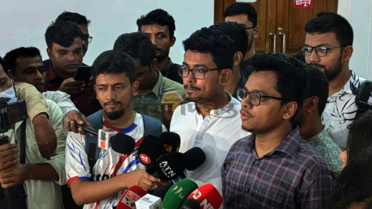 মনোনয়নপত্র জমা শেষে সাংবাদিকদের সাথে কথা বলছেন এস এম ফরহাদ