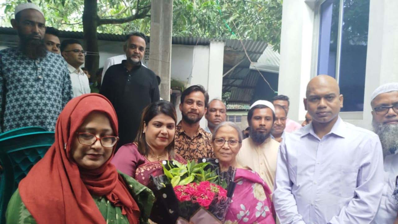 জামদানি পল্লীতে উপদেষ্টা ফরিদা আখতারকে ফুলেল শুভেচ্ছা