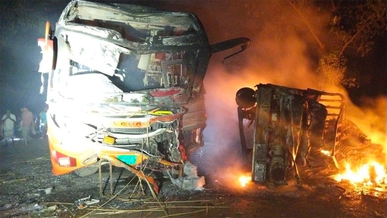 ঘাতক বাসটিতে আগুন ধরিয়ে দেয় বিক্ষুব্ধ জনতা