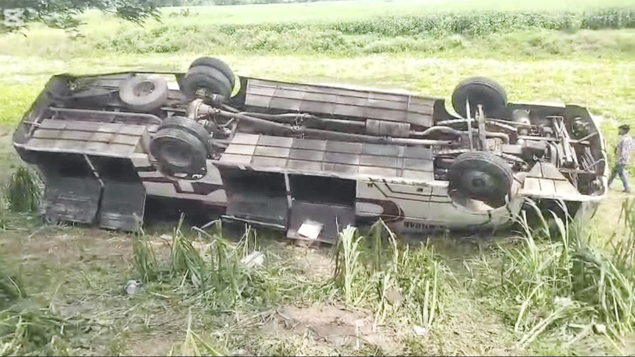 খাদে পড়ে যাওয়া বাসটি