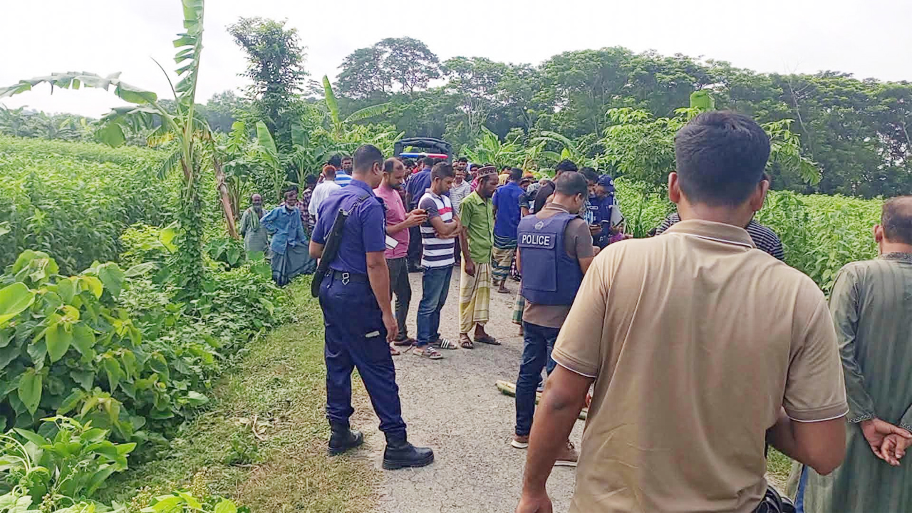 লাশ উদ্ধারে ঘটনাস্থলে পুলিশ