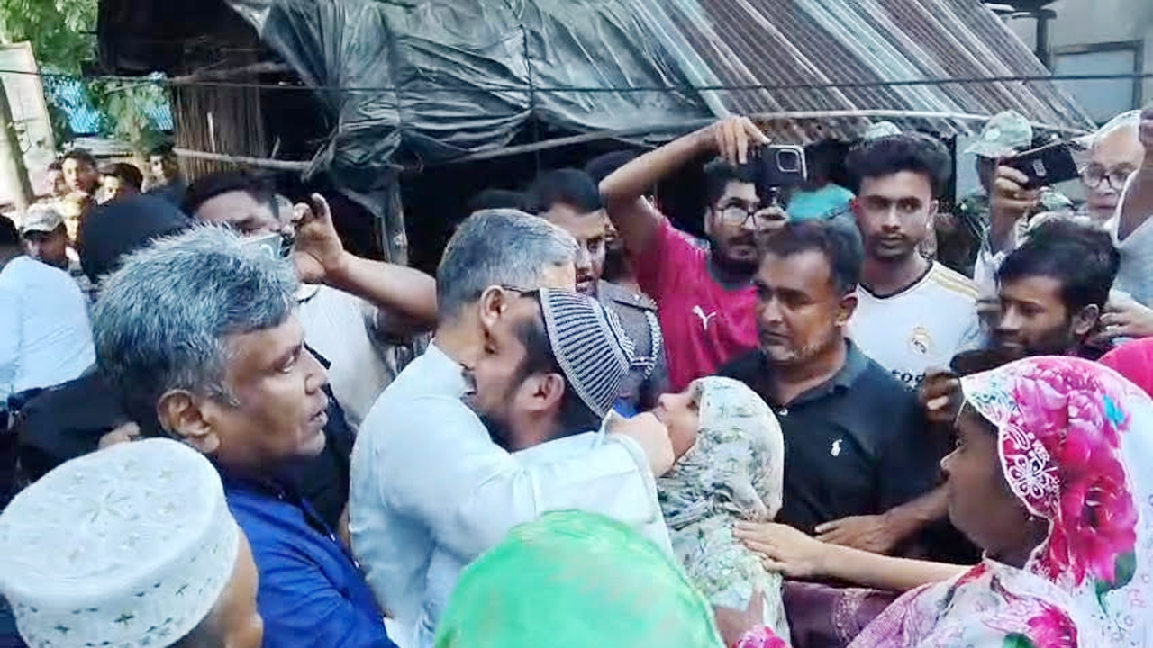 গুলিতে নিহত যুবক সুমনের বাড়িতে ফরিদপুর-৪ আসনের সংসদ সদস্য শহিদুল ইসলাম খান বাবুল