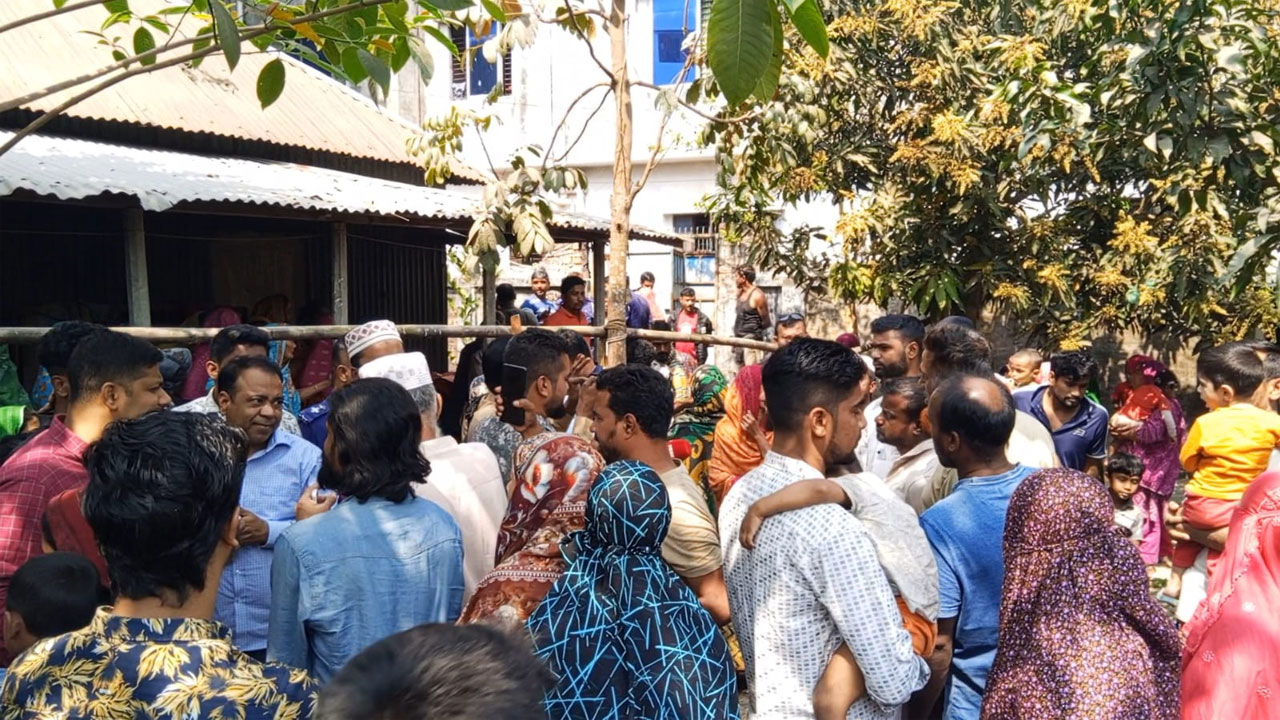 ঘটনাস্থলে উৎসুক জনতার ভিড়