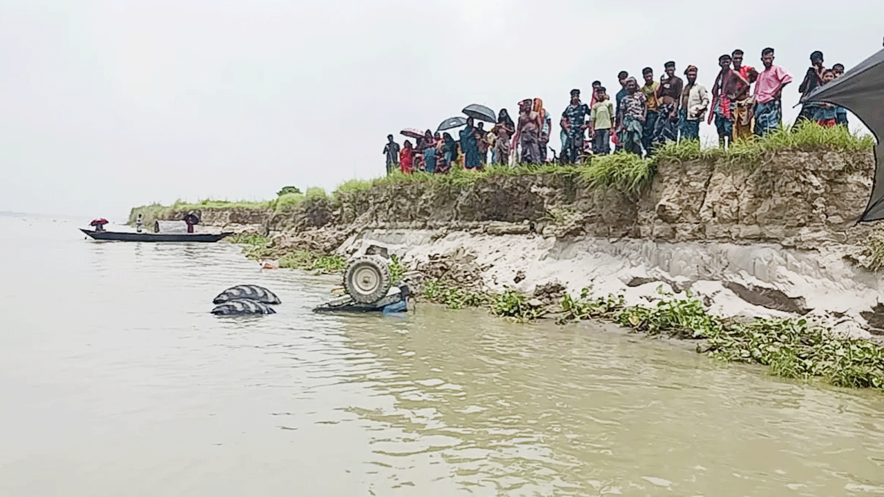 পদ্মায় পড়ে যাওয়া ট্রাক্টরটি