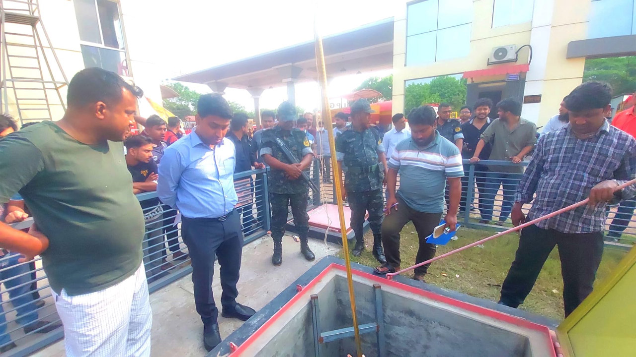 পেট্রোল পাম্পে অভিযান
