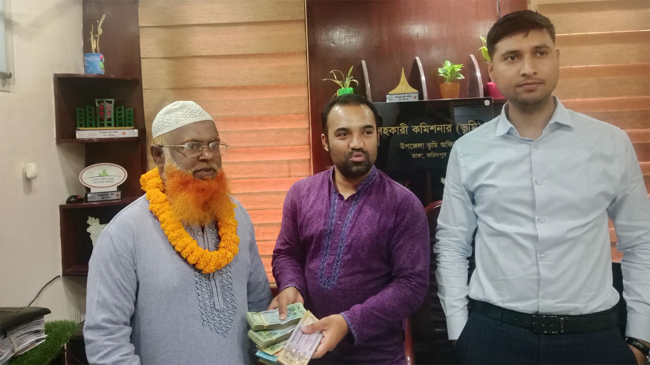 প্রকৃত মালিককে টাকা ফেরত দিচ্ছেন চায়ের দোকানি জুবায়ের