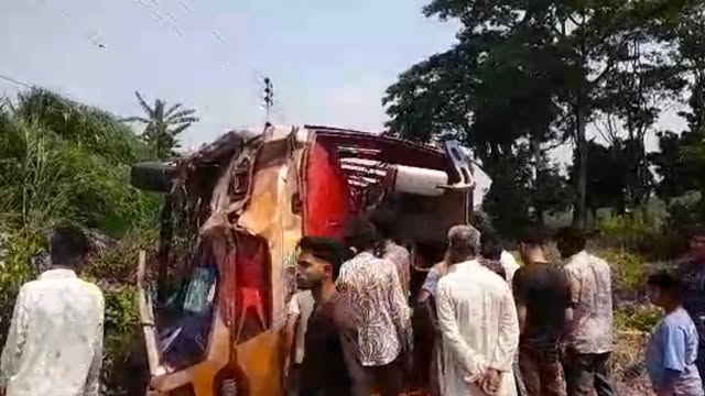 খাদে পড়ে যাওয়া বাস
