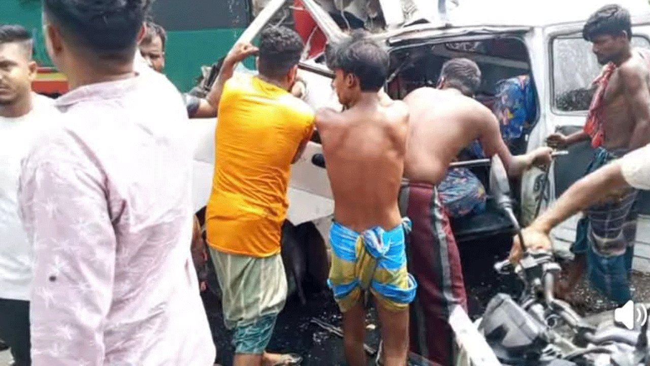 হতাহতদের উদ্ধারের চেষ্টা