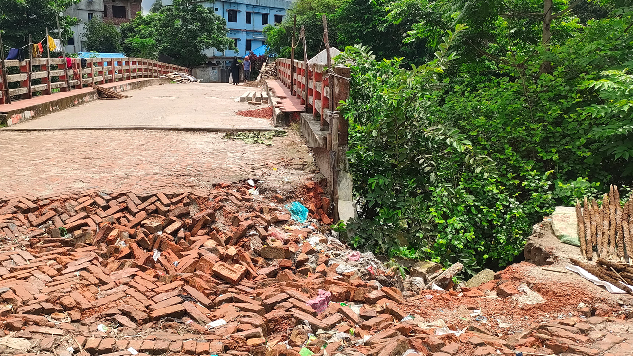 ধসে পড়া সেতুর একপাশ