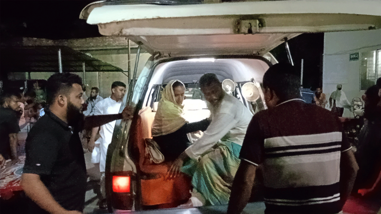সংঘর্ষে আহতরা চিকিৎসা নিতে হাসপাতালে