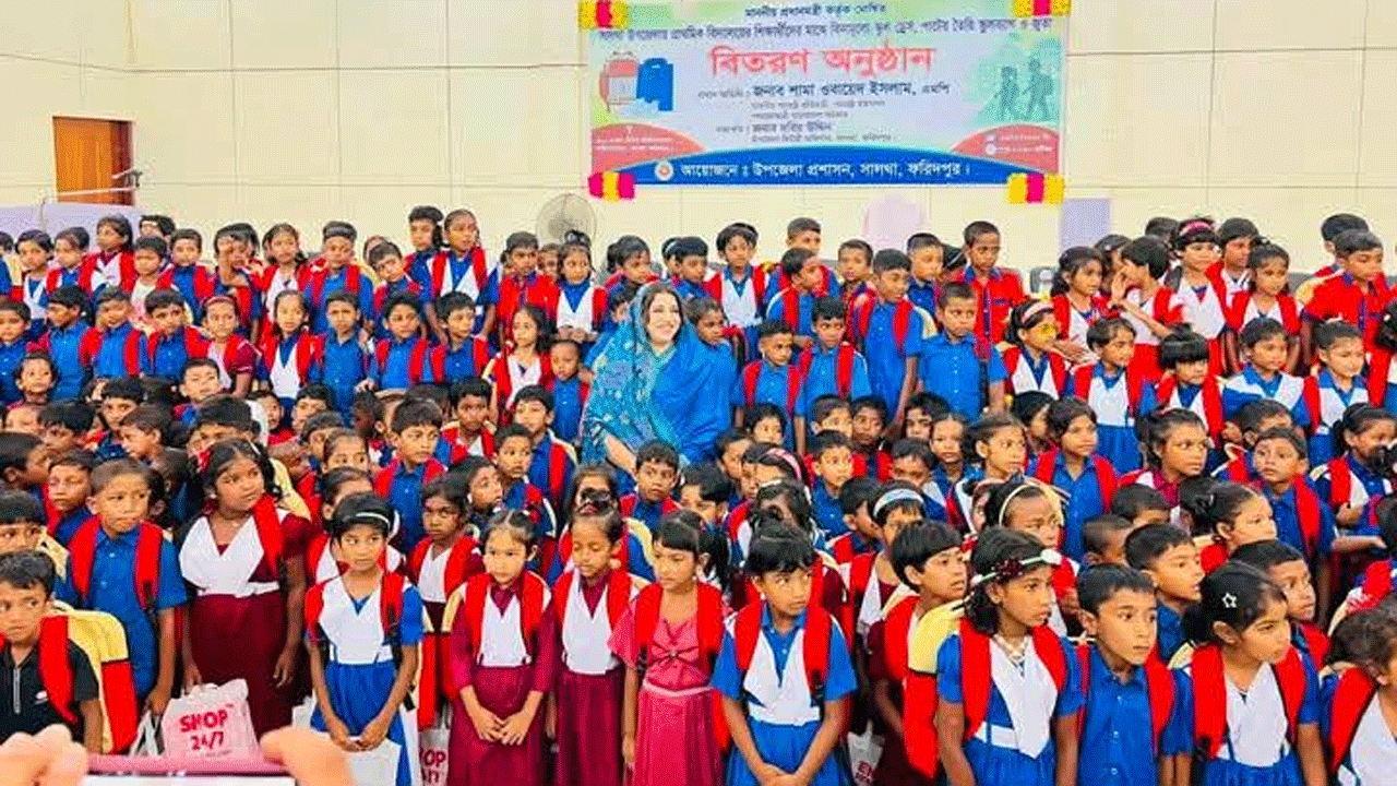 শিক্ষার্থীদের সাথে পররাষ্ট্র প্রতিমন্ত্রী শামা ওবায়েদ ইসলাম রিংকু