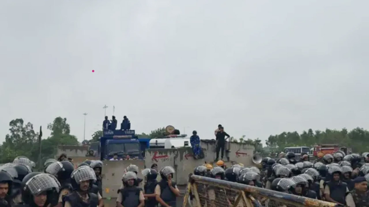 দিল্লির কাছে শামভু সীমান্তে কৃষকদের ঠেকাতে পুলিশের কড়া ব্যবস্থা