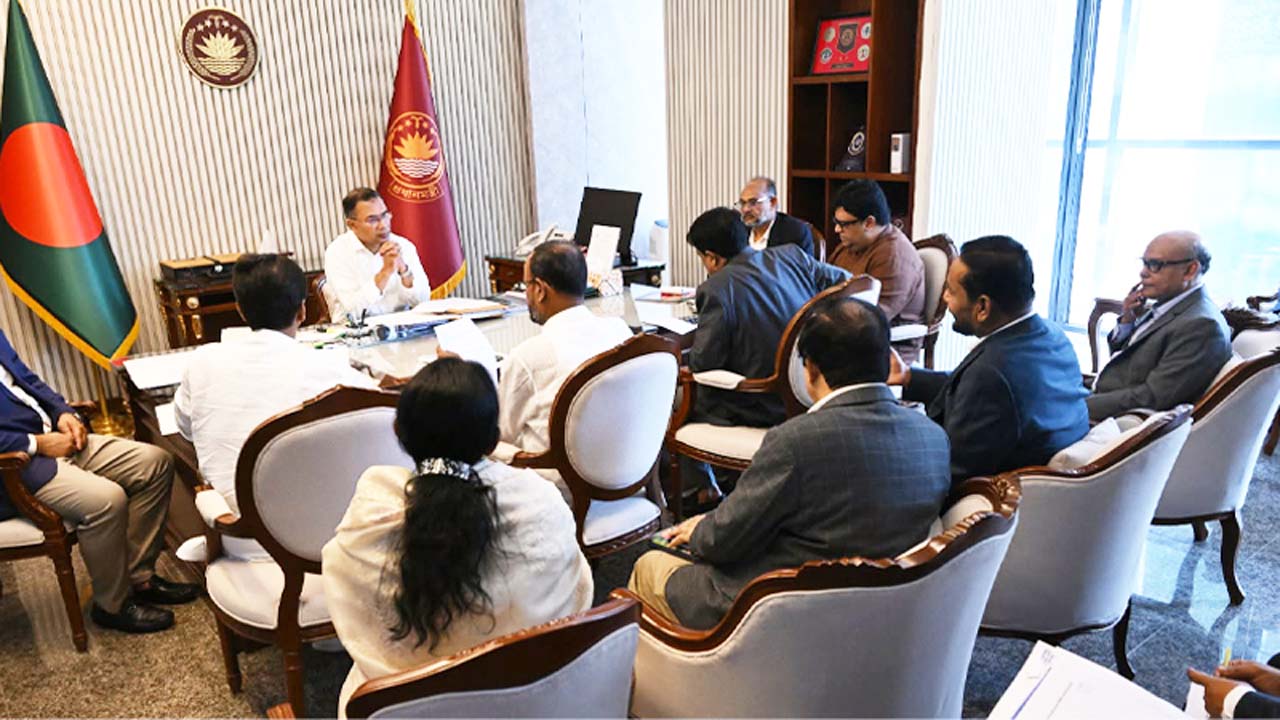 সচিবালয়ে প্রধানমন্ত্রী তারেক রহমানের সভাপতিত্বে ফার্মার্স কার্ড বিষয়ক বৈঠক