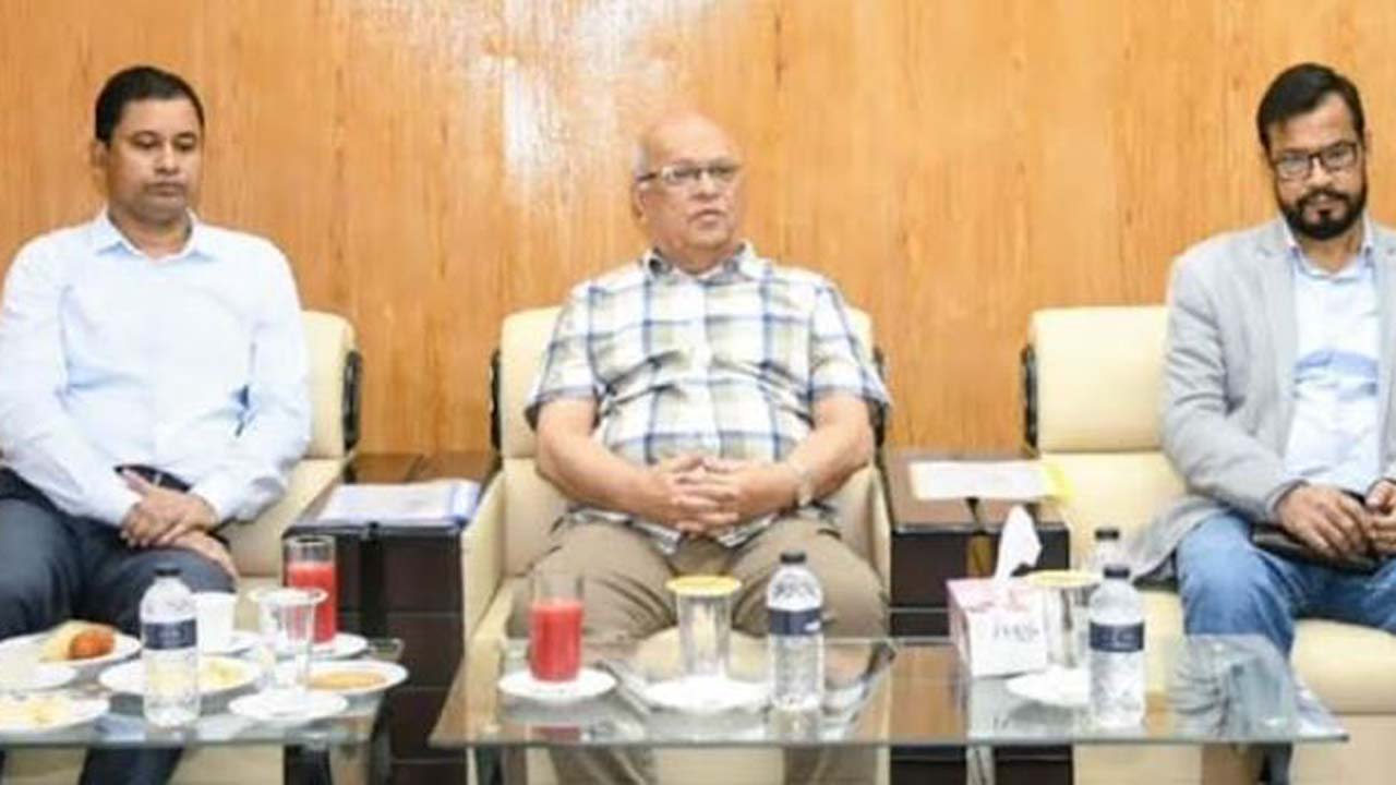 মতবিনিময় সভায় ত্রাণ উপদেষ্টা ফারুক-ই-আজম