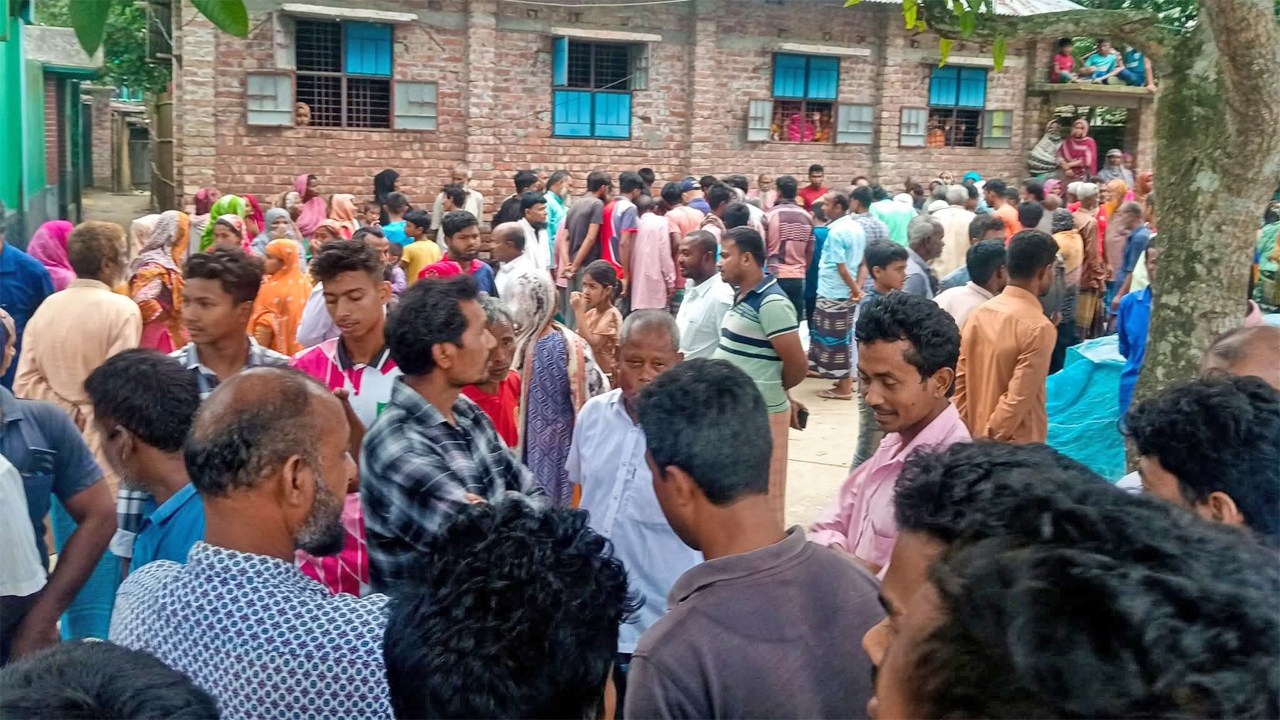 দিনাজপুরে জমি বিরোধে নিহতদের বাড়িতে জনসমাগম