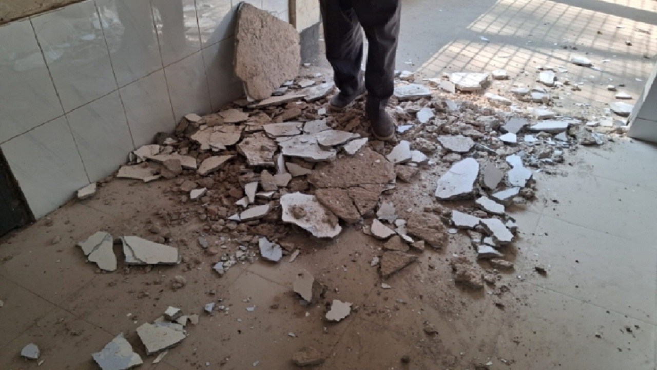 উলিপুর উপজেলা স্বাস্থ্য কমপ্লেক্সে ছাদের পলেস্তারা ধস, অল্পের জন্য রক্ষা পেলেন বাবা-মেয়ে