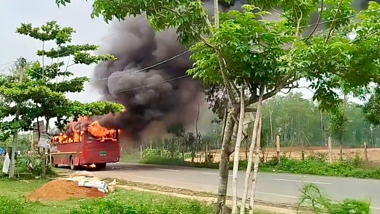 ফটিকছড়িতে  বাবা-ছেলেকে চাপা দেয়ার পর বিক্ষুব্ধ জনতা বিআরটিসির বাসে অগ্নিসংযোগ করে