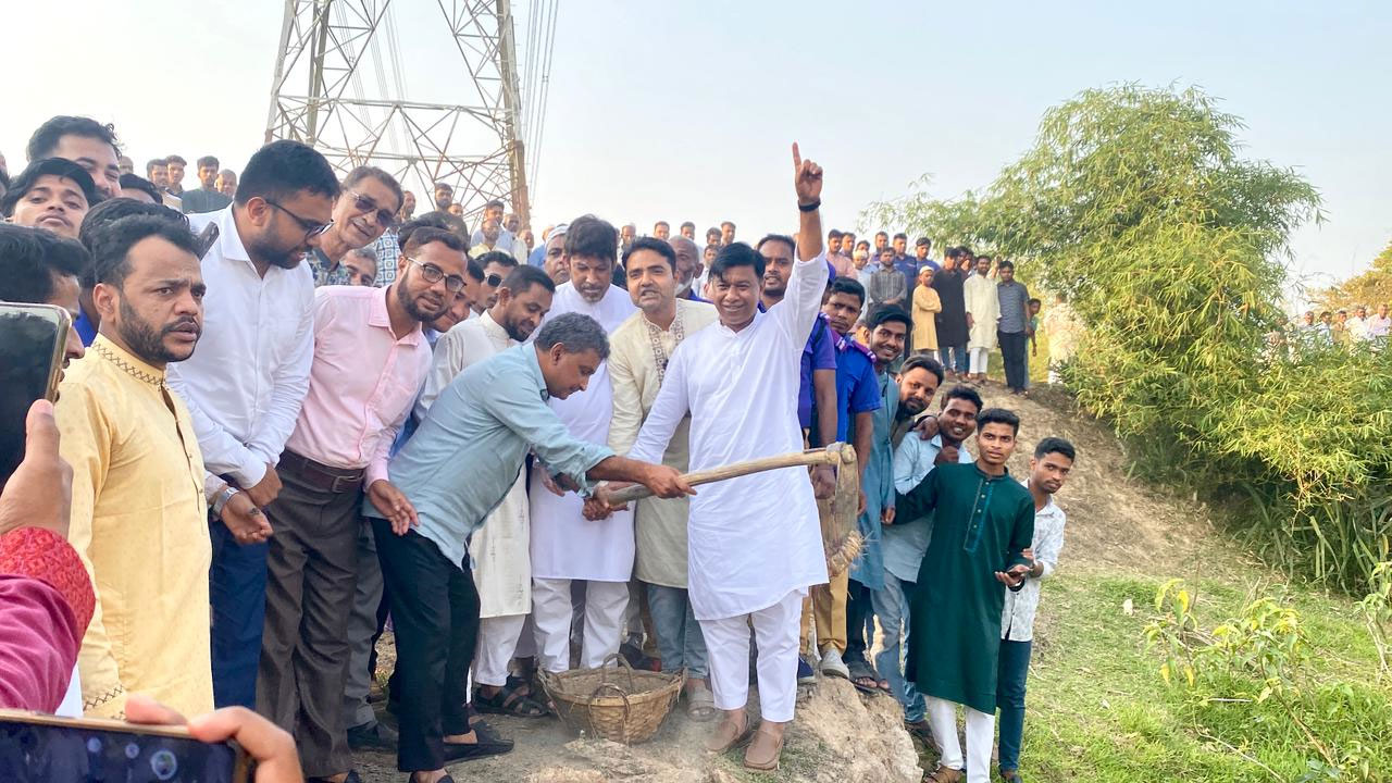 খাল খননের উদ্বোধন করছেন চট্টগ্রাম-২ আসনের সংসদ সদস্য সরোয়ার আলমগীর