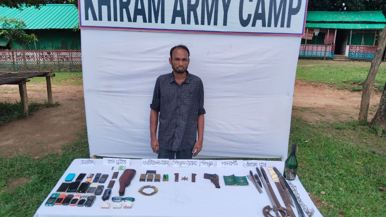 বিদেশী অস্ত্র ও গোলাবারুদের সাথে আটক ব্যক্তি