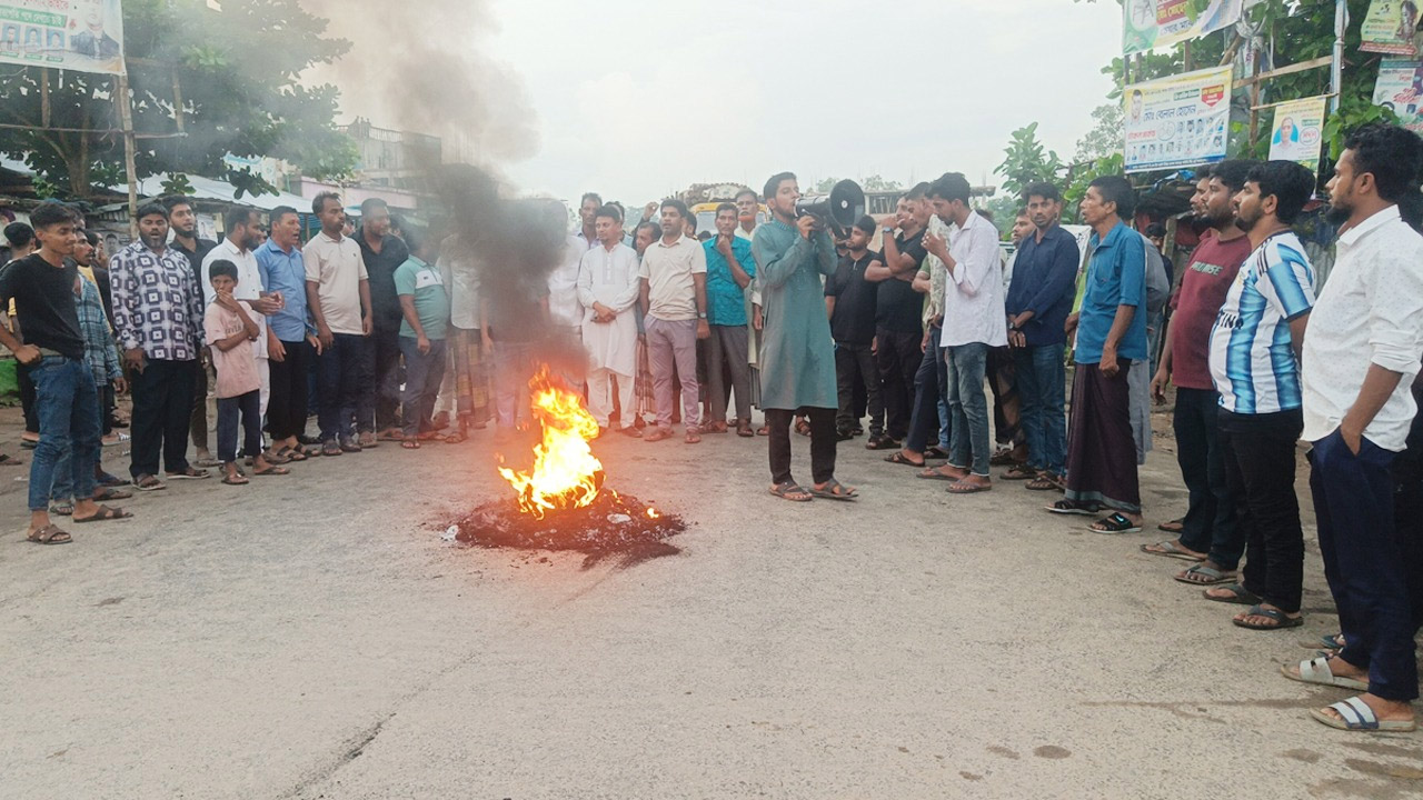 ফটিকছড়িতে নতুন উপজেলা ঘোষণাকে কেন্দ্র করে সড়ক অবরোধ