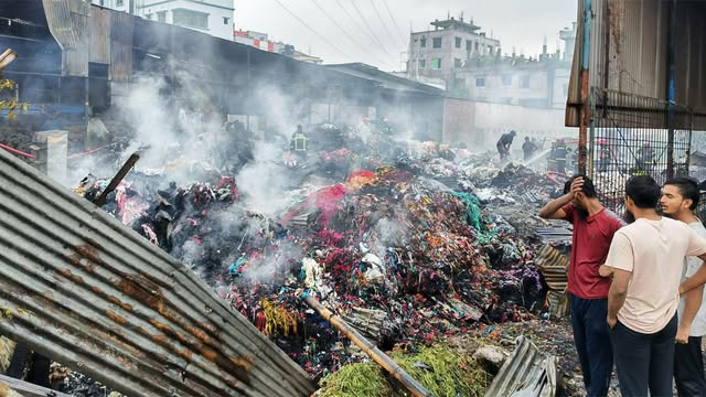 আগুনে পুড়ে যাওয়া জুটের গোডাউন