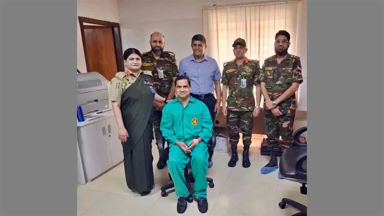 হাসপাতাল থেকে বাসায় ফিরেছেন মুশফিকুল ফজল আনসারী