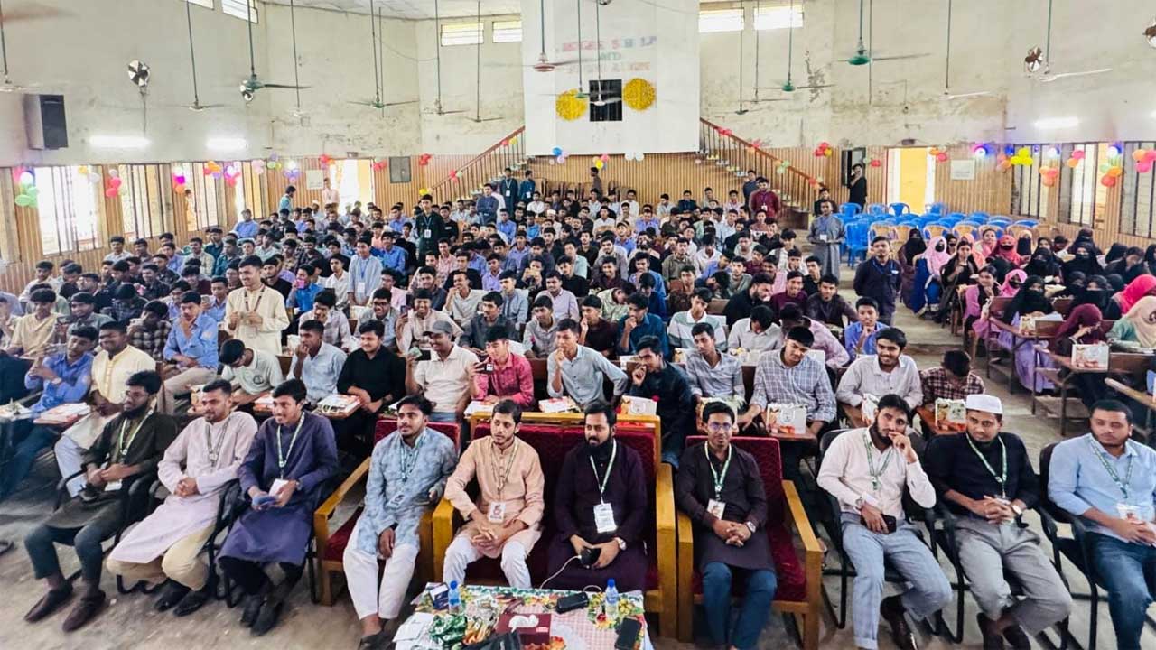 ফেনী পলিটেকনিকে ছাত্রশিবিরের নবীণ বরণে শিক্ষার্থীরা