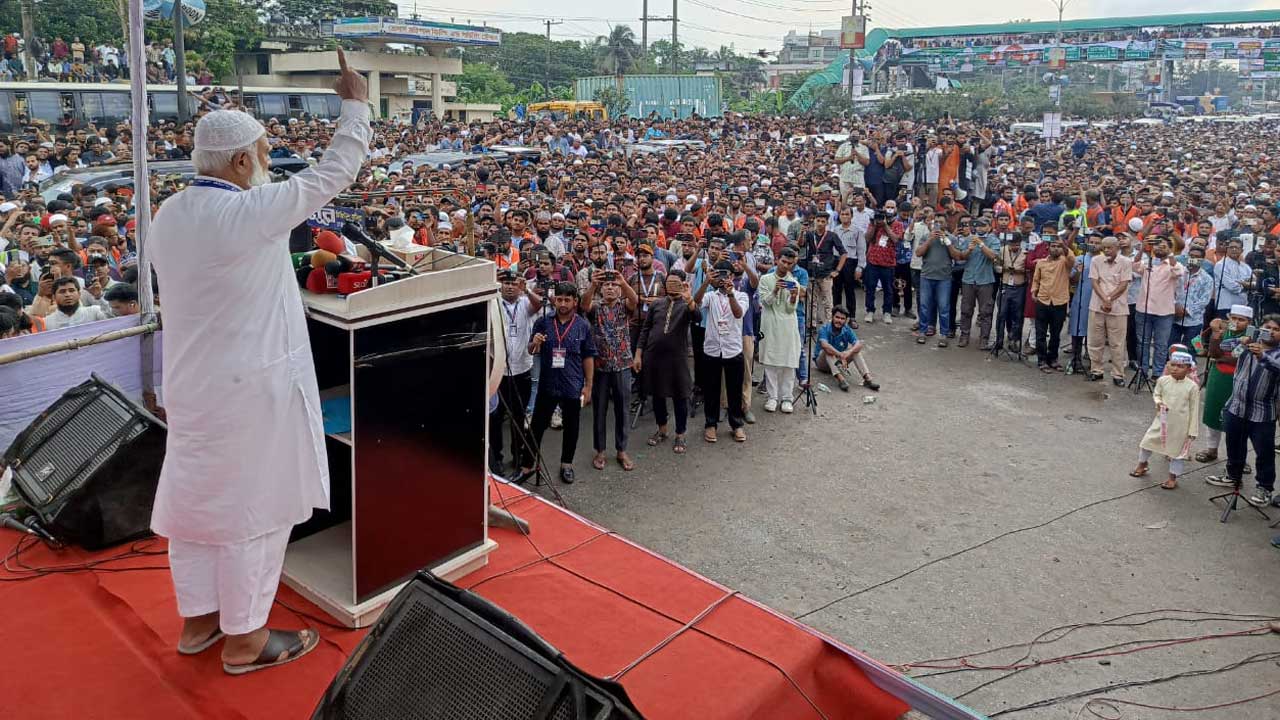 ১১ দলীয় ঐক্যের ঢাকা-চট্টগ্রাম লংমার্চের অংশ হিসেবে ফেনীর মহীপালে আয়োজিত পথসভায় প্রধান অতিথির বক্তব্য দেন বিরোধীদলীয় নেতা ডা: শফিকুর রহমান