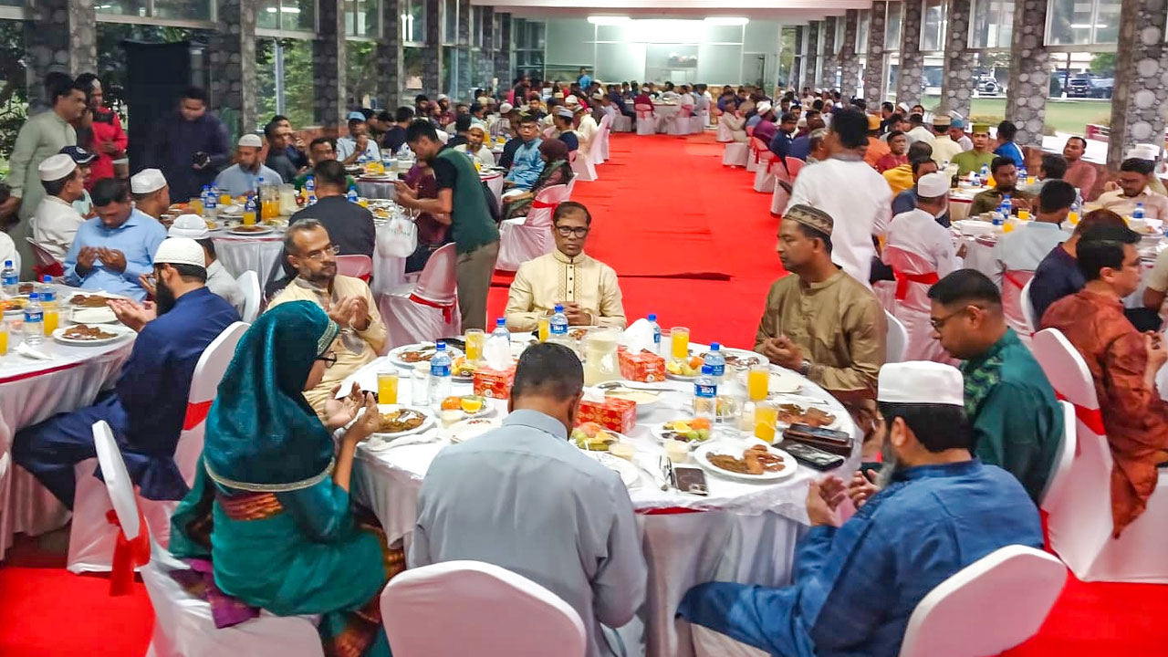 ফেনী জেলা পুলিশের আয়োজনে দোয়া ও ইফতার মাহফিল