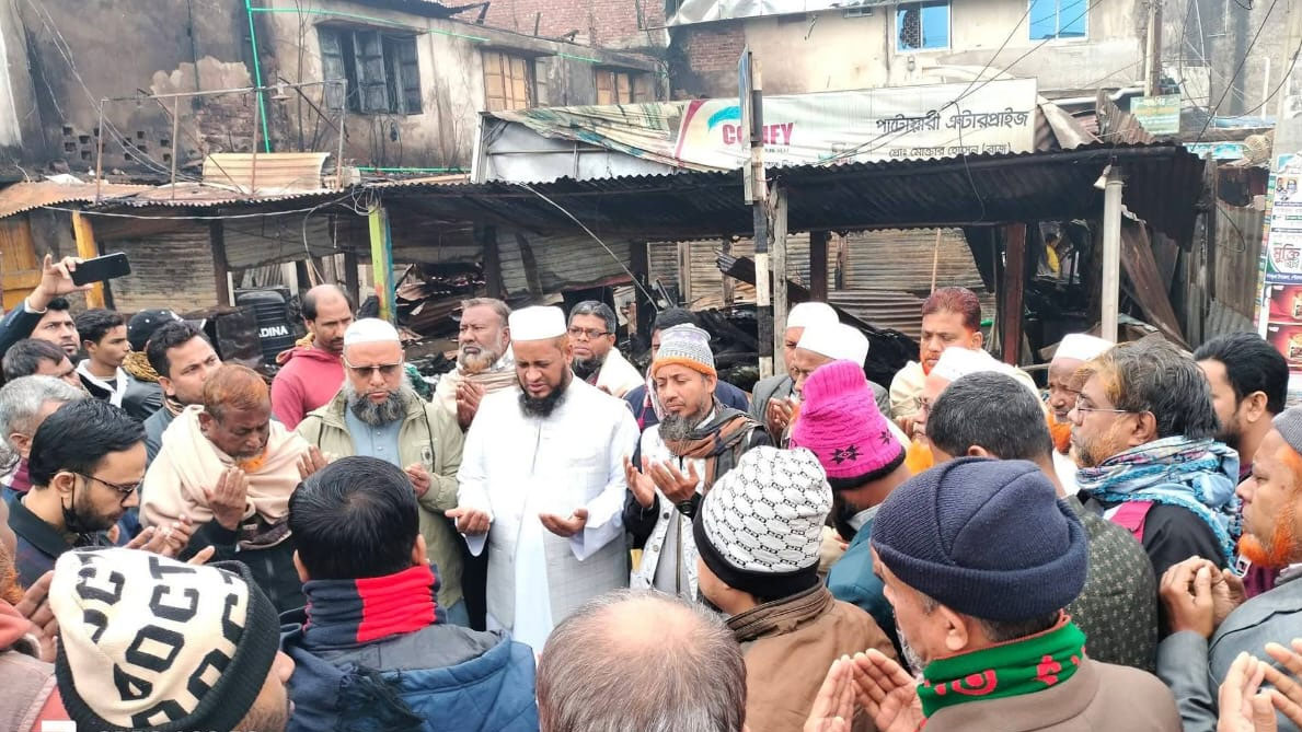 দাগনভুঞায় অগ্নিকাণ্ডে ক্ষতিগ্রস্ত দোকান পরিদর্শন করলেন ফেনী জামায়াত আমির