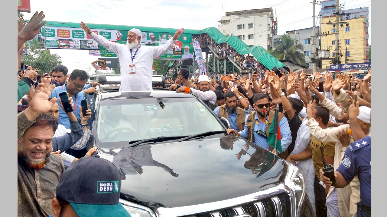 ফেনীতে পৌঁছেছে চট্টগ্রামমুখী লংমার্চ, উচ্ছ্বসিত নেতাকর্মীসহ সাধারণ জনতা